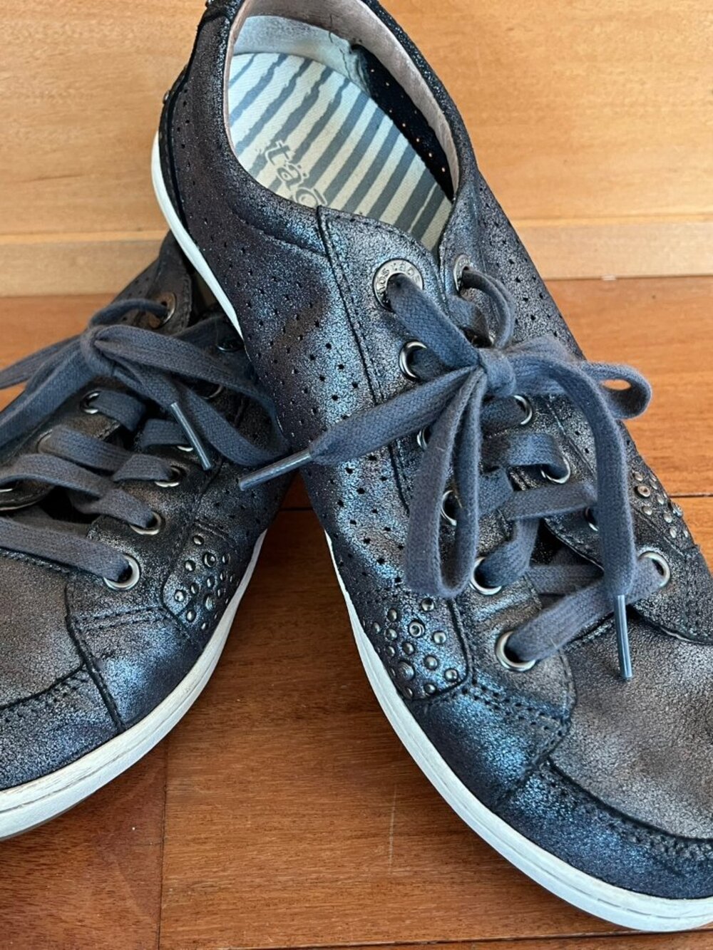 TAOS Women Freedom Metallic Pewter Gray Leather Lace Up Snazzy Sneaker 9 EU 40